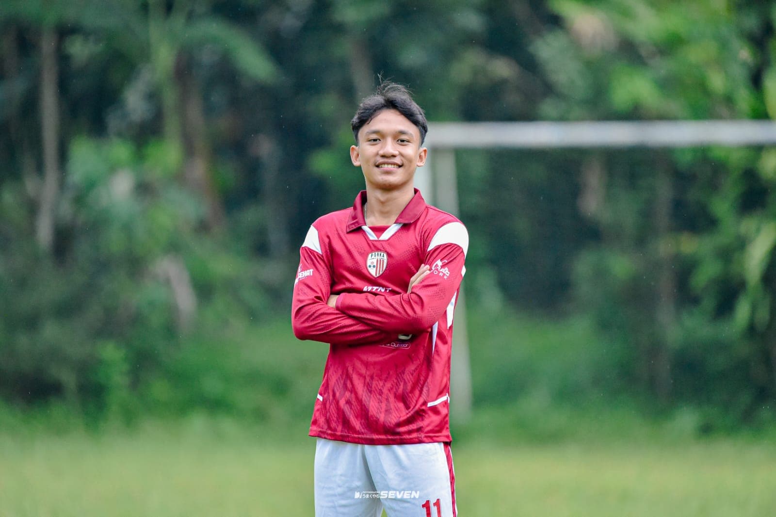 Pelanggan memakai jersey merah custom