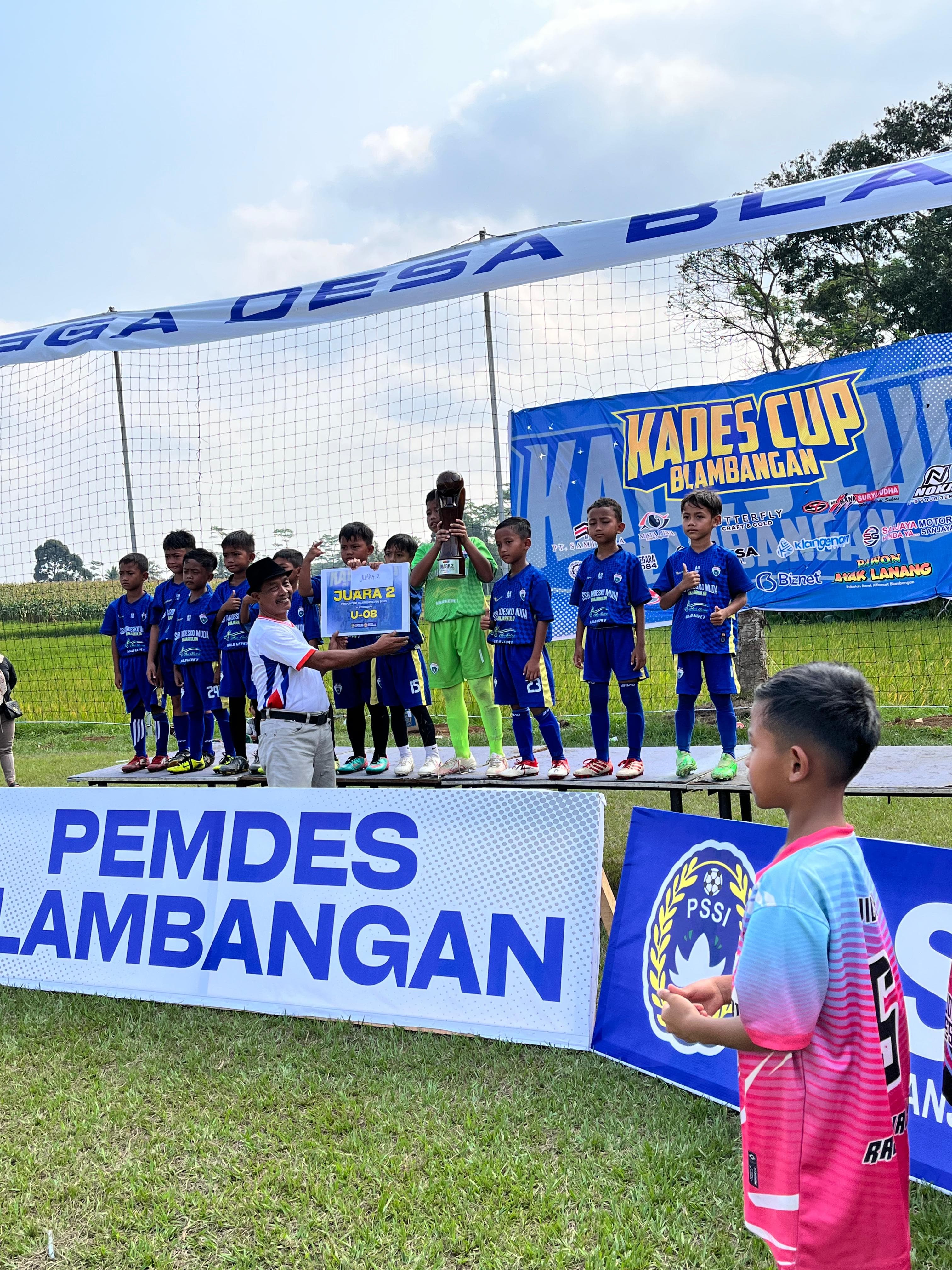 Tim menerima penghargaan