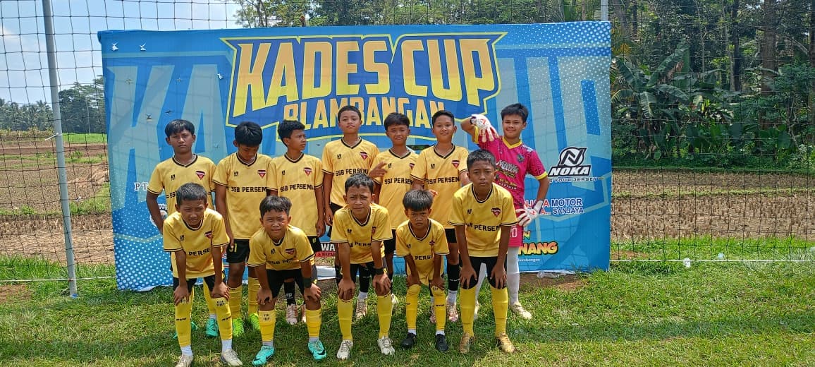 Tim junior memakai jersey kuning custom
