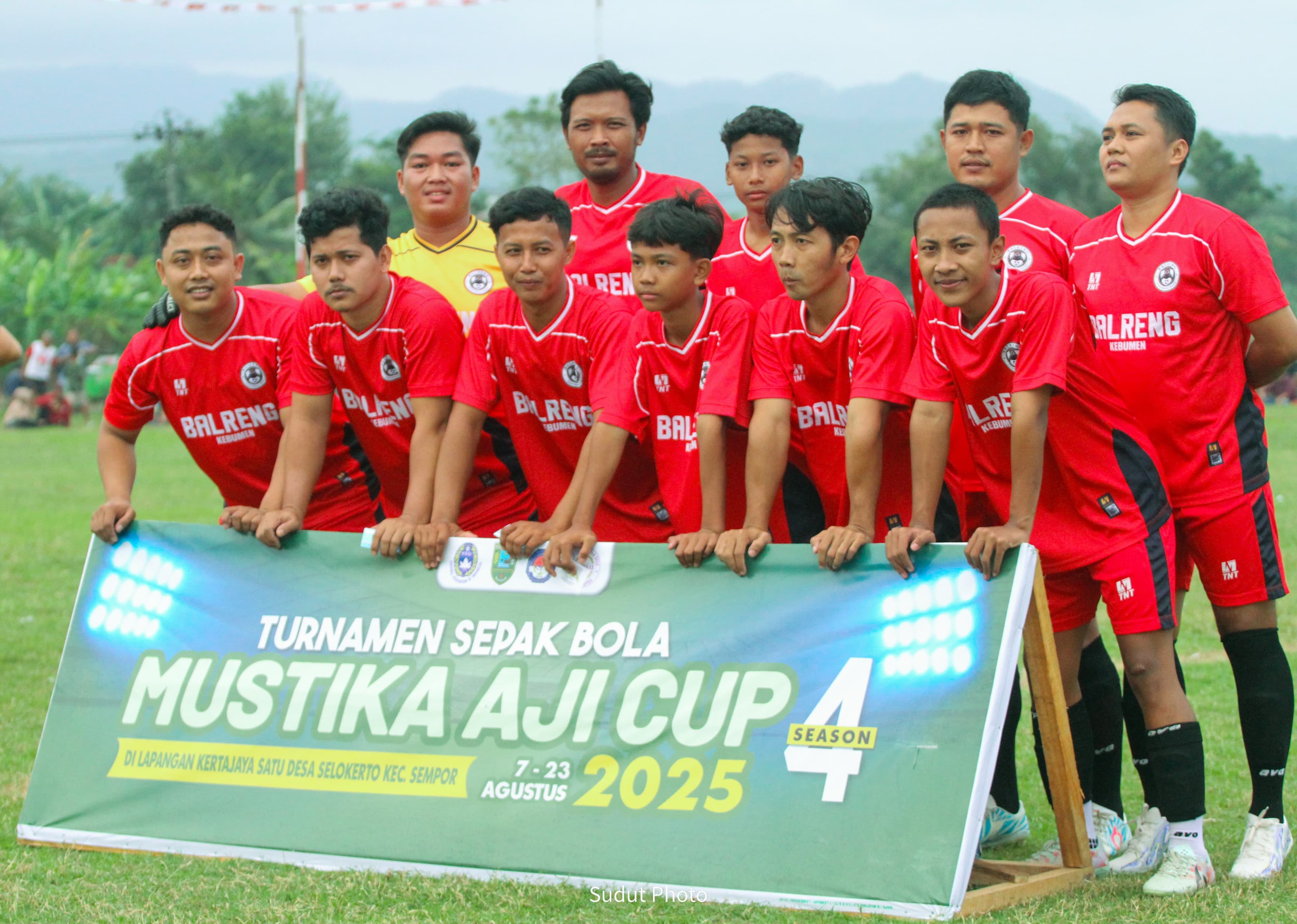Tim sepak bola memakai jersey custom merah